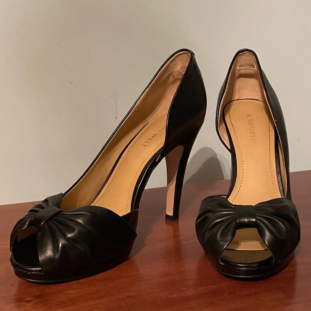 Nine West peep toe black shoes 👠